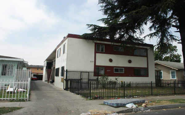 3306 Burton Ave in Lynwood, CA - Building Photo