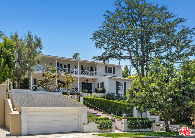 10428 Wyton Dr in Los Angeles, CA - Building Photo - Building Photo