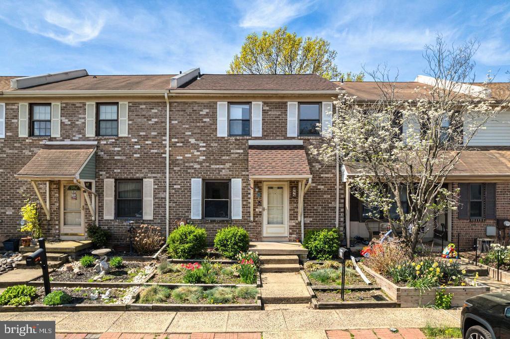 988 Beechwood Pl in Warminster, PA - Foto de edificio