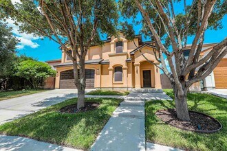 2306 Leo Reyes Ct in Laredo, TX - Building Photo - Building Photo