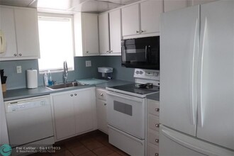 3150 W Rolling Hills Cir in Davie, FL - Foto de edificio - Building Photo