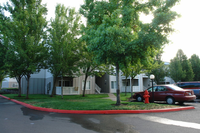 Parkway Village Apartments in Salem, OR - Building Photo - Building Photo