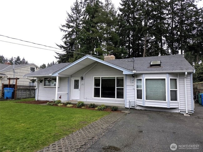 16850 Palatine Ave N in Shoreline, WA - Foto de edificio - Building Photo