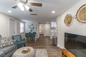 625 Lyndhurst St in Dunedin, FL - Foto de edificio - Building Photo