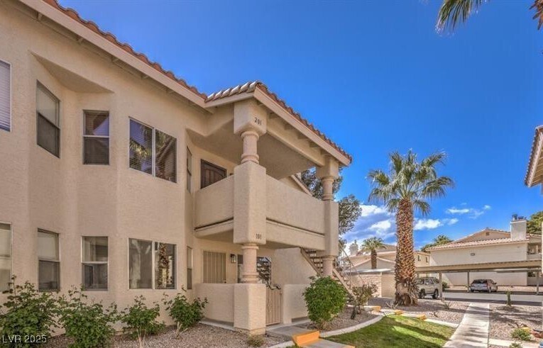 924 Falconhead Ln in Las Vegas, NV - Building Photo