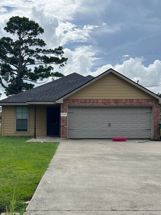 5238 Ogea Rd in Lake Charles, LA - Building Photo