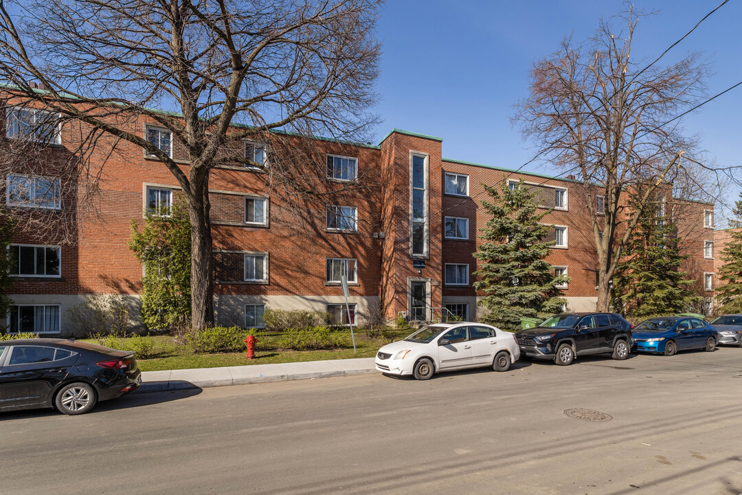 1730 Crevier St in St. Laurent, QC - Building Photo