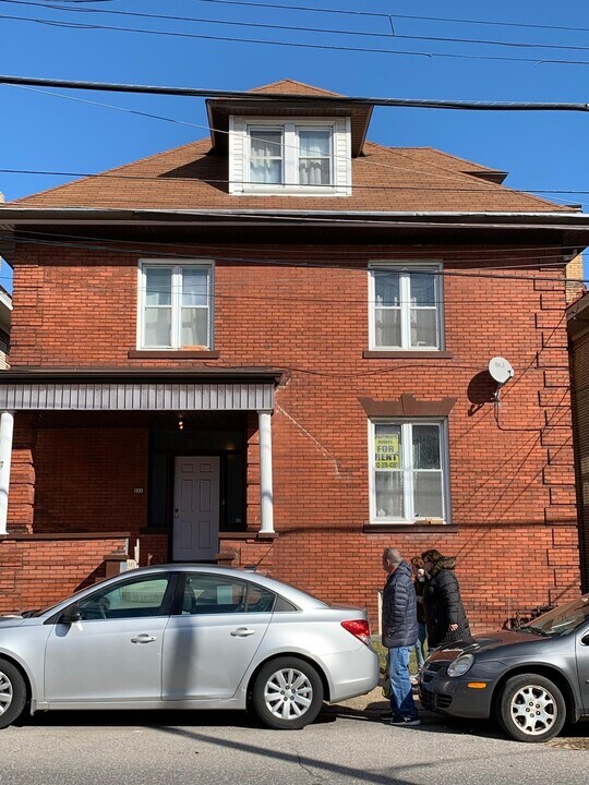 221 Halket St in Pittsburgh, PA - Building Photo