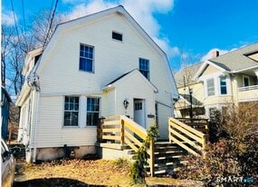 21 Woodbine St in Torrington, CT - Building Photo