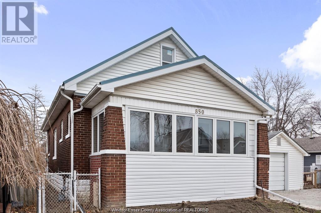 850 Ellrose Ave in Windsor, ON - Building Photo