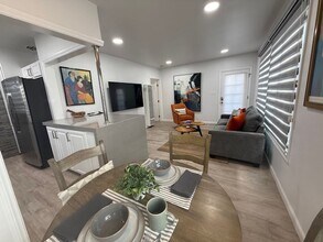 67 Bay Shore Ave in Long Beach, CA - Building Photo - Building Photo