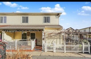 31 Greentree Ln in Staten Island, NY - Building Photo