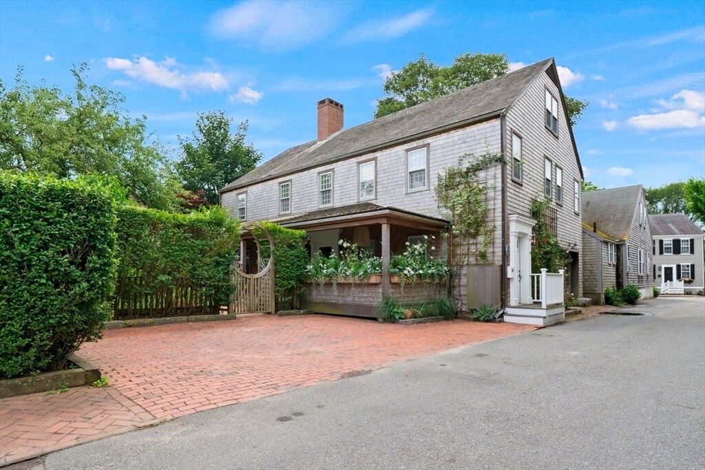 10 Lyon St in Nantucket, MA - Building Photo