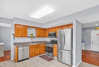 4 Daphne Ct in Edison, NJ - Building Photo - Building Photo