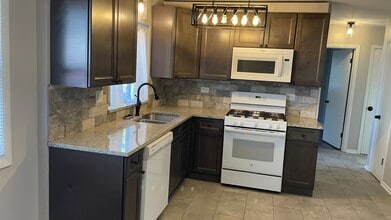 2 N Broadway Ave, Unit #2-East in Park Ridge, IL - Foto de edificio - Building Photo