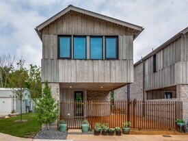 905 Blackland Ct in Dallas, TX - Building Photo