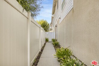 13450 Hubbard St in Los Angeles, CA - Building Photo - Building Photo