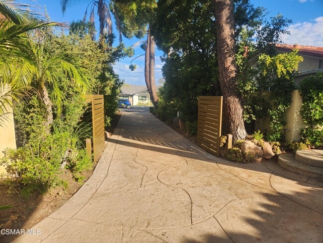 2084 Hillsbury Rd in Westlake Village, CA - Building Photo - Building Photo
