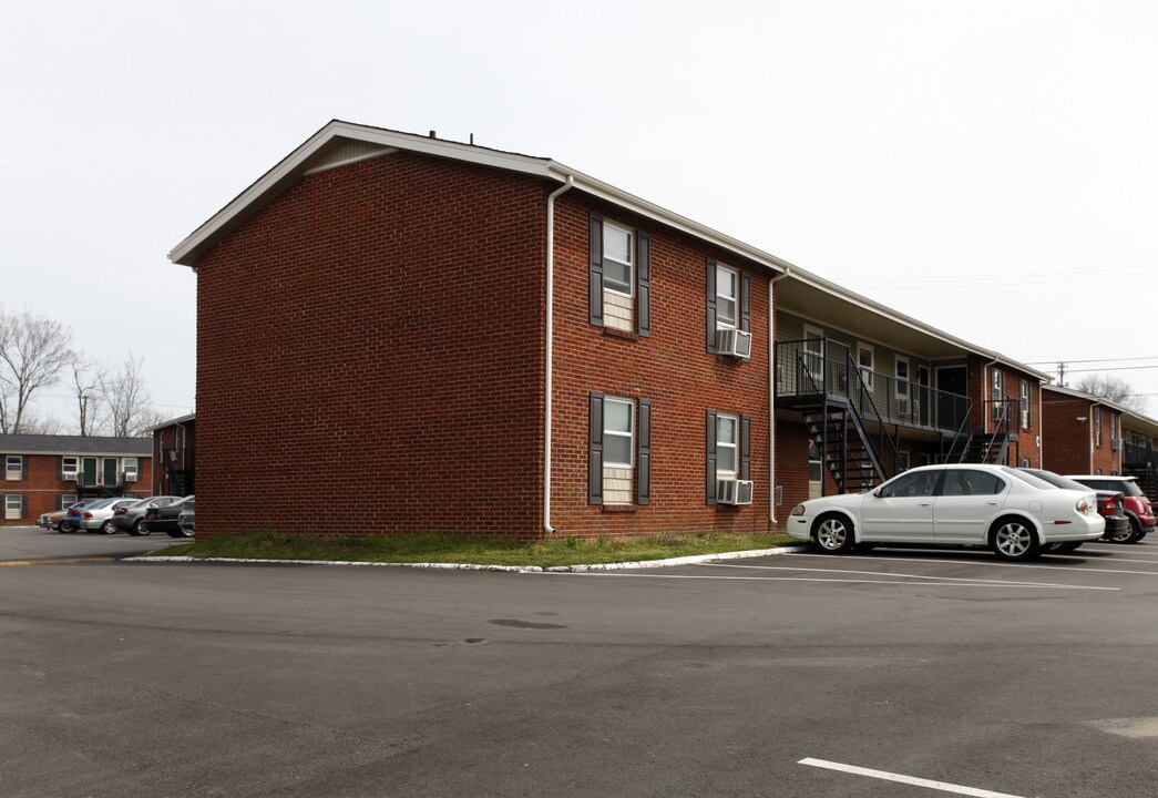 Village on the Green in Nashville, TN - Foto de edificio