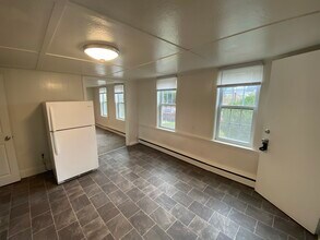 18 Maple St, Unit #1 in Concord, NH - Building Photo - Building Photo