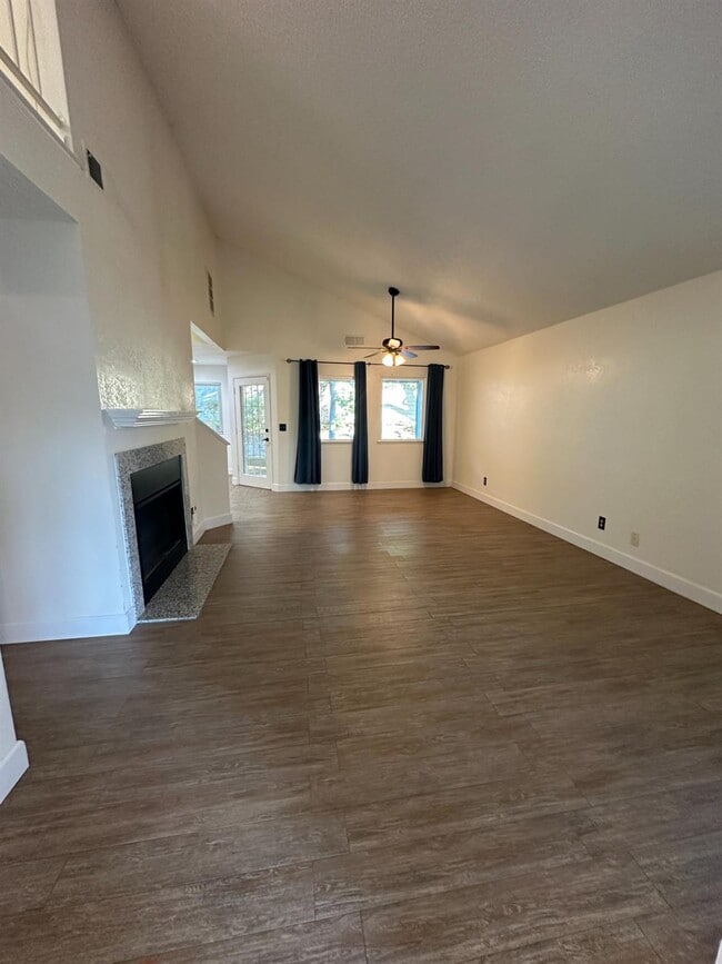 10042 N Grouse Run in Fresno, CA - Building Photo - Building Photo