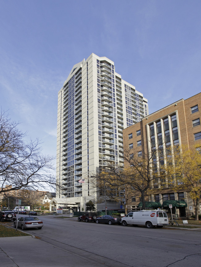 Landmark On The Lake in Milwaukee, WI - Building Photo - Building Photo