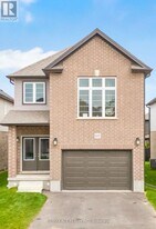 107 Honey St in Cambridge, ON - Building Photo