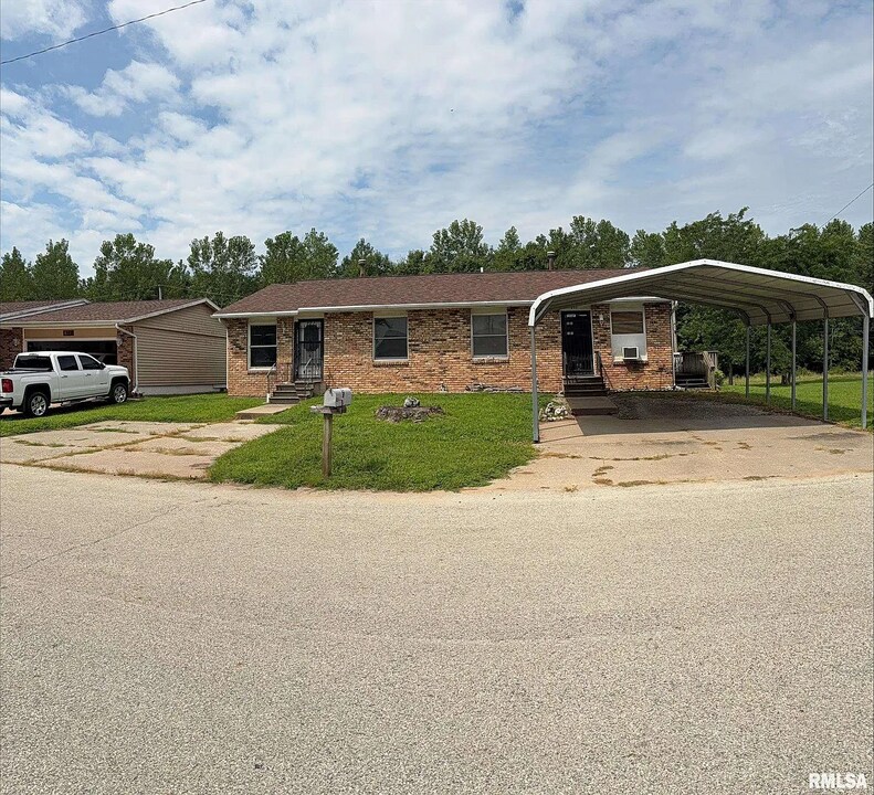 807 9th St, Unit 805 in Colona, IL - Building Photo