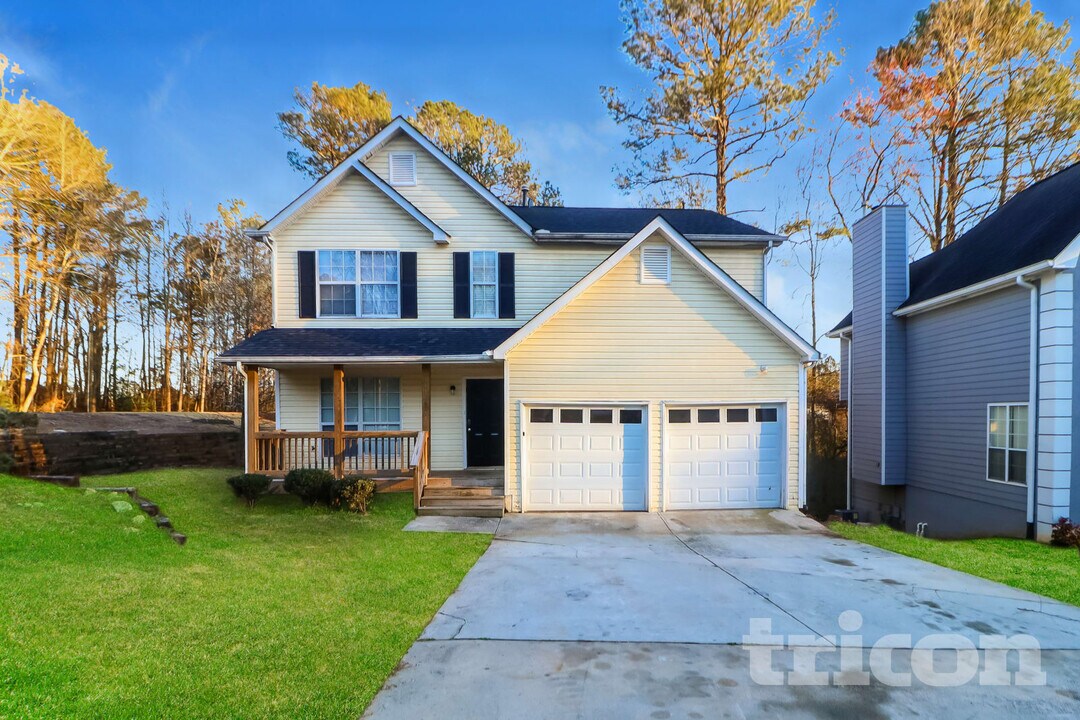 787 Woodstone Rd in Lithonia, GA - Foto de edificio