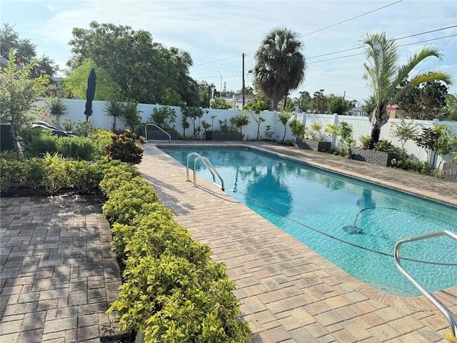 440 50th Ave N in St. Petersburg, FL - Foto de edificio - Building Photo