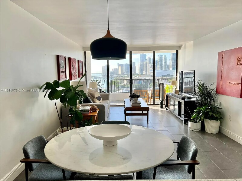 555 NE 15th St in Miami, FL - Building Photo