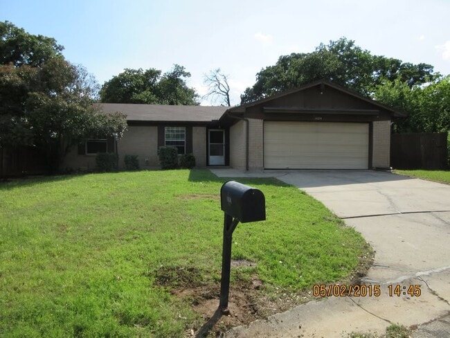 property at 1604 White Oak Ct