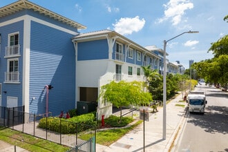 Father Marquess-Barry Apartments in Miami, FL - Foto de edificio - Building Photo