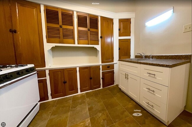 3000 N Oakland Ave, Unit 7