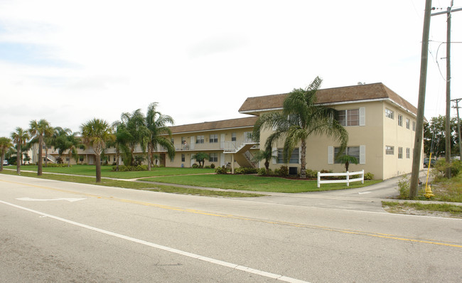 1400 Broadway in Lantana, FL - Foto de edificio - Building Photo