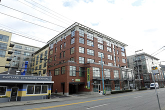 Equinox Apartments in Seattle, WA - Building Photo - Building Photo