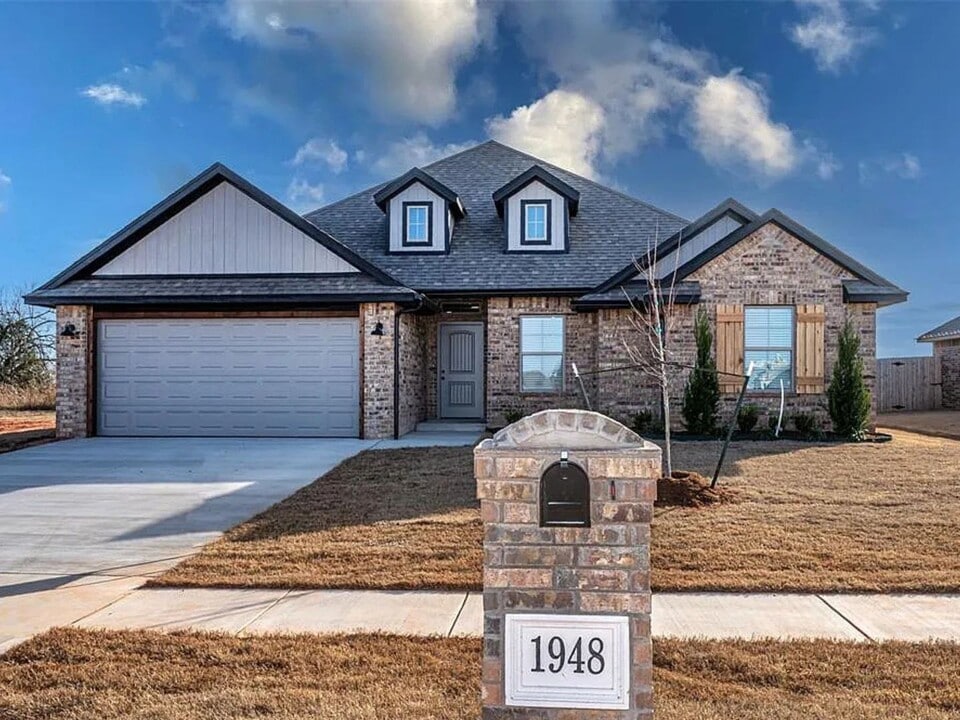 1948 W Crossbow Way in Mustang, OK - Building Photo