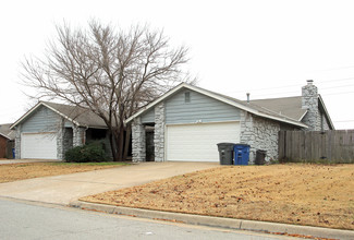 Woodland Hills Duplexes in Tulsa, OK - Building Photo - Building Photo