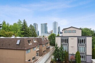 9901 NE 4th St in Bellevue, WA - Building Photo - Building Photo