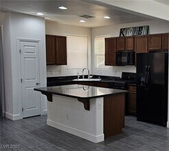 7451 Benlomond Ave in Las Vegas, NV - Building Photo - Building Photo
