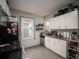 81 Bristol Rd, Unit 2 in Medford, MA - Building Photo