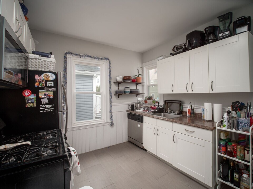 81 Bristol Rd, Unit 2 in Medford, MA - Building Photo