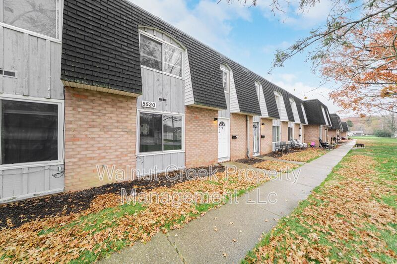 5520 Beavercrest Dr in Lorain, OH - Building Photo