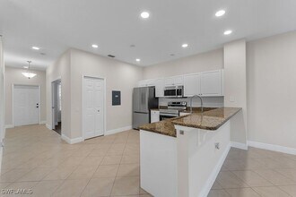 10041 Heather Ln, Unit 304 in Naples, FL - Building Photo - Building Photo