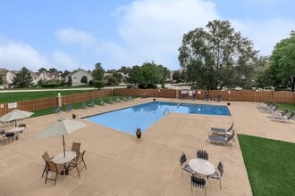 Renaissance at Carol Stream in Carol Stream, IL - Foto de edificio - Building Photo