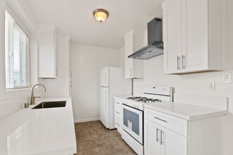 Courtyard building on Ocean Park in Santa Monica, CA - Building Photo - Building Photo