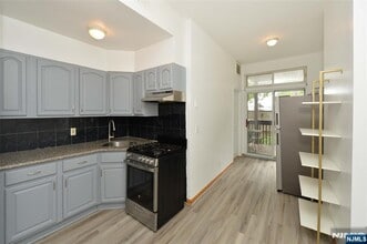 407 30th St in Union City, NJ - Building Photo - Building Photo