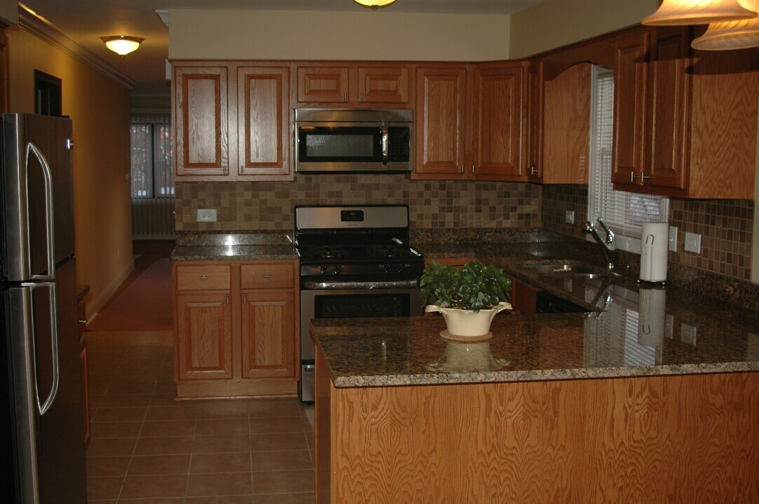 826 E Capri Dr, Unit 826 #2 in Palatine, IL - Foto de edificio