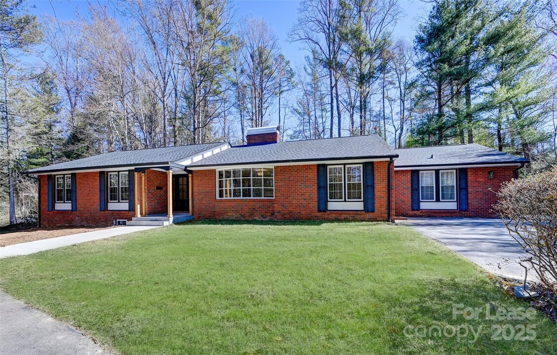 14 Amherst Rd in Biltmore Forest, NC - Building Photo