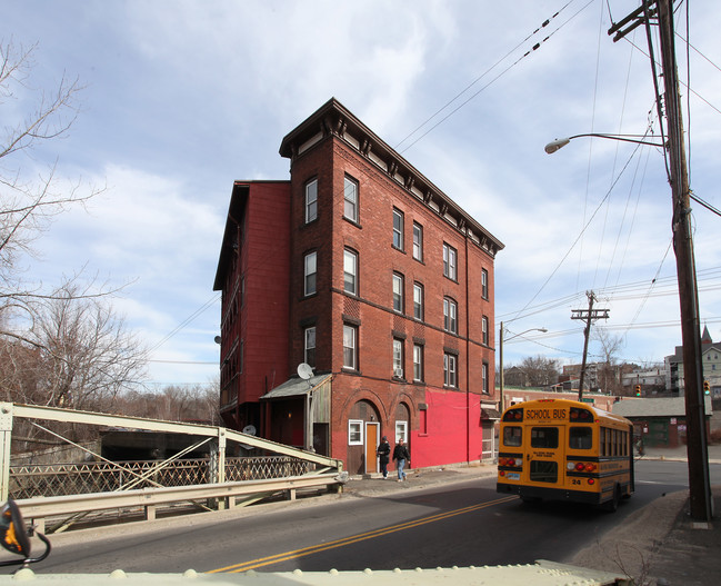 848-852 S Main St in Waterbury, CT - Building Photo - Building Photo